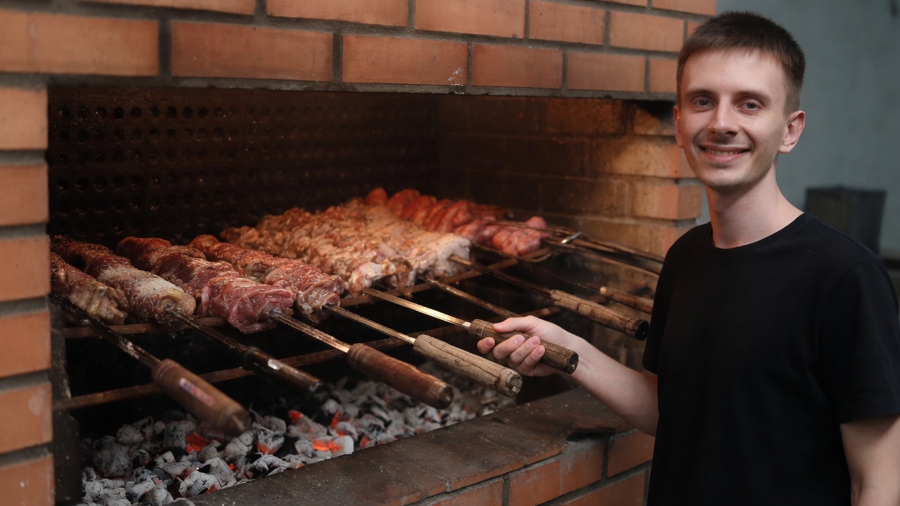 Viny assando churrasco